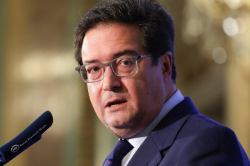 El ministro para la Transformación Digital y de la Función Pública y secretario general del PSOE de Madrid, Óscar López, interviene durante un desayuno informativo, en el Real Casino Gran Círcul