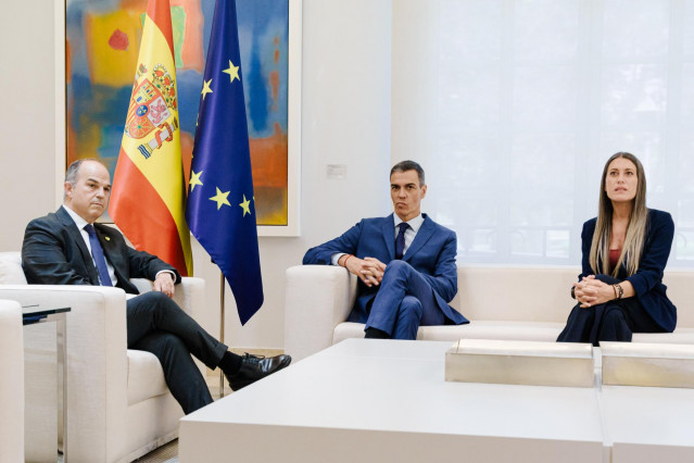 (I-D) El secretario general de Junts, Jordi Turull; el presidente del Gobierno, Pedro Sánchez, y la portavoz del Grupo Parlamentario Junts, Miriam Nogueras.