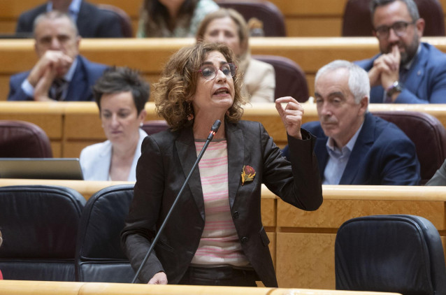 La vicepresidenta primera y ministra de Hacienda, María Jesús Montero, durante una sesión de control al Gobierno en el Senado, a 27 de mayo de 2025, en Madrid (España).