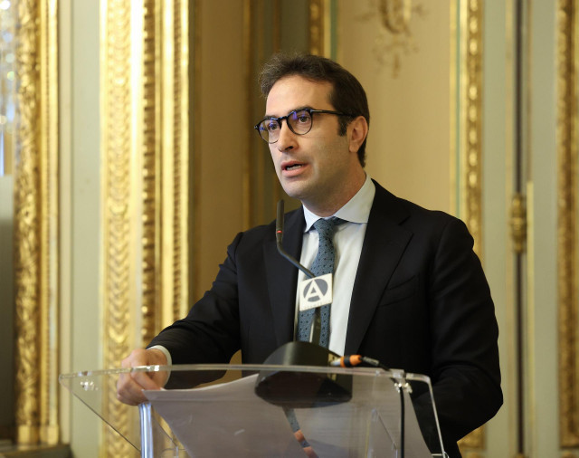 El ministro de Economía, Comercio y Empresa, Carlos Cuerpo, interviene durante la inauguración de una jornada sobre las cláusulas de suspensión de deuda, en Casa de América, a 2 de junio de 2025, en Madrid (España). Esta jornada, previa a la IV Conferenci