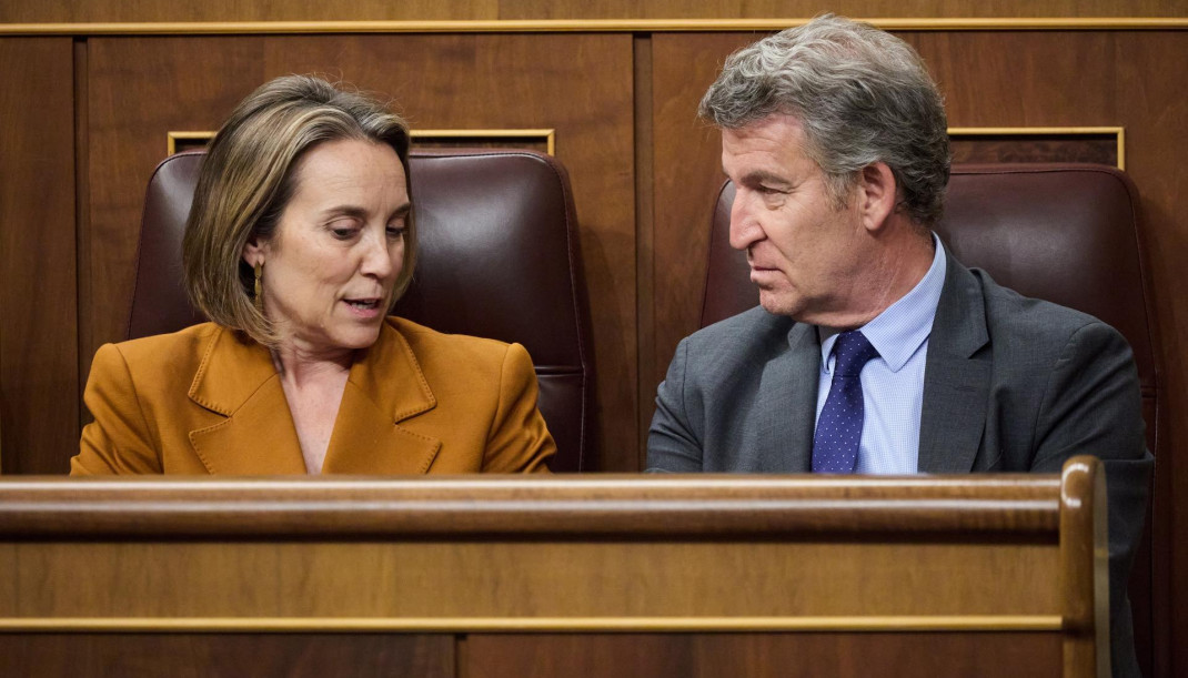 La secretaria general del PP, Cuca Gamarra y el presidente del PP, Alberto Núñez Feijóo, durante una sesión plenaria, en el Congreso de los Diputados, a 20 de mayo de 2025, en Madrid (España).