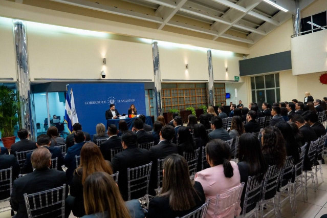 El Banco Central de El Salvador y Mastercard firman un acuerdo para acelerar el ecosistema de pagos digitales.