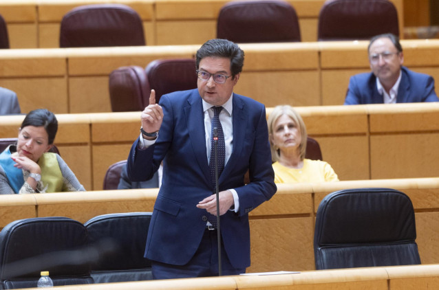 El ministro para la Transformación Digital y de la Función Pública, Óscar López, durante una sesión de control al Gobierno en el Senado, a 27 de mayo de 2025, en Madrid (España).