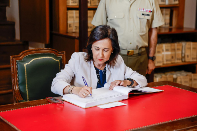 La ministra de Defensa, Margarita Robles, en el Archivo Militar de Segovia.