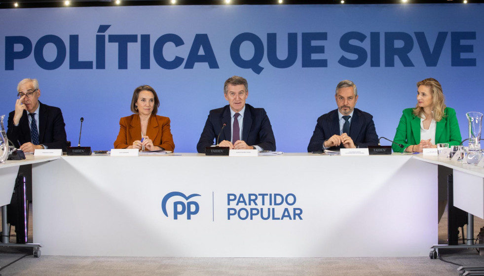 Archivo - (I-D) La secretaria general del PP, Cuca Gamarra; el presidente del Partido Popular, Alberto Núñez Feijóo, el diputado del PP Juan Bravo y la senadora del PP Paloma Martín durante una re