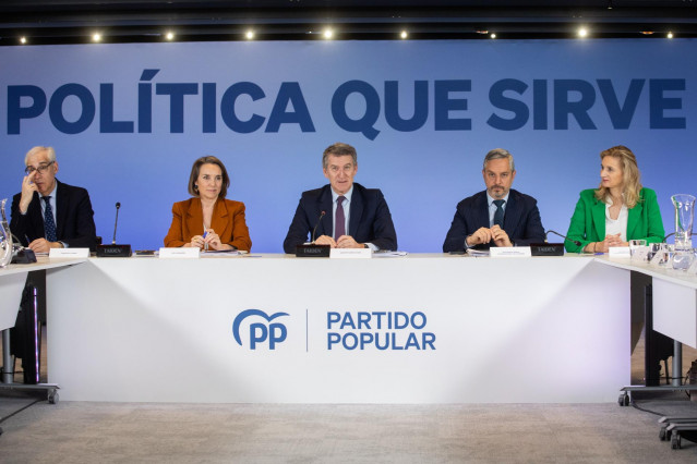 Archivo - (I-D) La secretaria general del PP, Cuca Gamarra; el presidente del Partido Popular, Alberto Núñez Feijóo, el diputado del PP Juan Bravo y la senadora del PP Paloma Martín durante una reunión con asociaciones y representantes de las organizacion