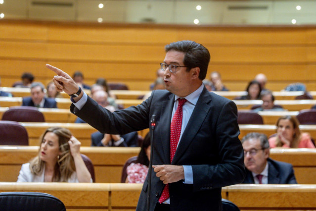 El ministro para la Transformación Digital y de la Función Pública, Óscar López, interviene durante un pleno en el Senado, a 17 de junio de 2025, en Madrid (España).