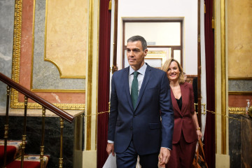 El presidente del Gobierno, Pedro Sánchez, y la ministra Portavoz, de Educación, Formación Profesional y Deportes, Pilar Alegría, durante una sesión de control al Gobierno, en el Congreso de los 