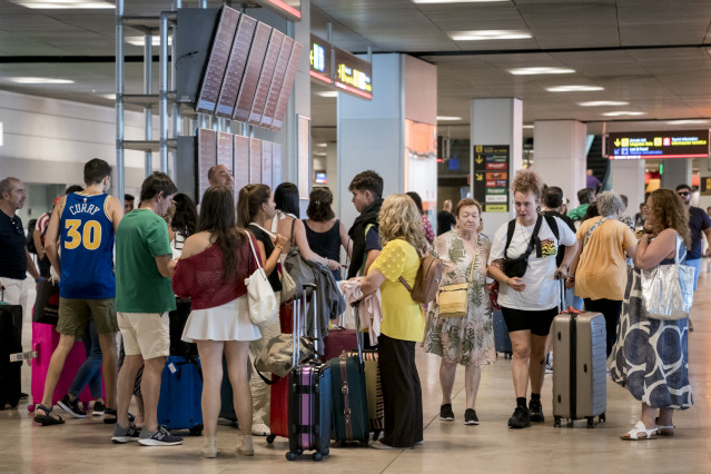 Archivo - Llegada de pasajeros a la terminal 1 del aeropuerto Adolfo Suárez Madrid-Barajas