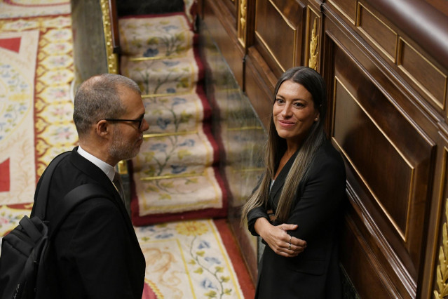 El diputado de Junts Josep Maria Cruset y la portavoz de Junts en el Congreso de los Diputados, Miriam Nogueras, durante una sesión de control al Gobierno, en el Congreso de los Diputados, a 11 de junio de 2025, en Madrid (España).