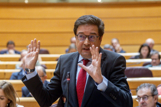 El ministro para la Transformación Digital y de la Función Pública, Óscar López, interviene durante un pleno en el Senado, a 17 de junio de 2025, en Madrid (España)