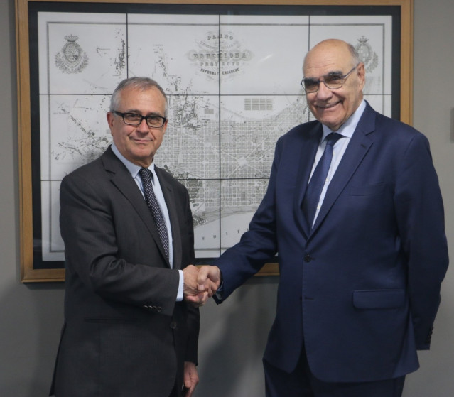 Carlos Cabrera (i), nuevo presidente del Institut Cerdà en sustitución de Salvador Alemany (D).