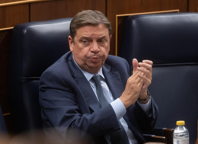 Archivo - El ministro de Agricultura, Pesca y Alimentación, Luis Planas, durante una sesión de control al Gobierno en el Congreso de los Diputados, a 27 de noviembre de 2024, en Madrid (España).