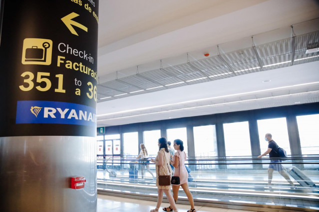 Archivo - Dos mujeres caminan al lado de un cartel indicativo de los mostradores de Ryanair en el Aeropuerto Adolfo Suárez Madrid- Barajas, 27 de junio de 2022, en Madrid (España).