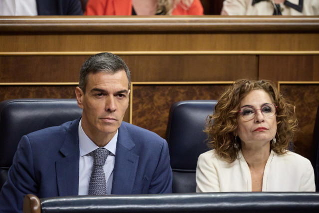 El presidente del Gobierno, Pedro Sánchez y la vicepresidenta primera y ministra de Hacienda, María Jesús Montero, durante una sesión de control al Gobierno, en el Congreso de los Diputados, a 18 de junio de 2025, en Madrid (España)