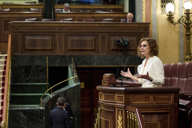 La vicepresidenta primera y ministra de Hacienda, María Jesús Montero, interviene durante una sesión plenaria, en el Congreso de los Diputados, a 18 de junio de 2025, en Madrid (España).