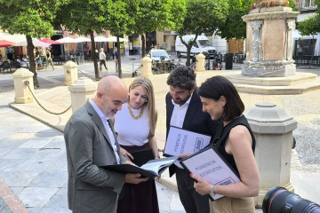 De izquierda a derecha, el portavoz del PP en el Ayuntamiento de Barcelona, Dani Sirera; la presidenta de la Junta de Extremadura, María Guardiola; el presidente de la Región de Murcia, Fernando Ló
