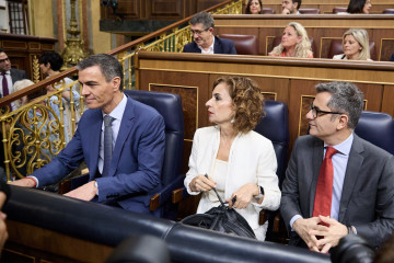 El presidente del Gobierno, Pedro Sánchez; la vicepresidenta primera , María Jesús Montero y el ministro para la Presidencia, Félix Bolaños, durante una sesión de control al Gobierno, en el Cong