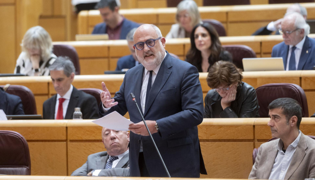 Archivo - El senador de Junts, Eduard Pujol, interviene durante una sesión de control en el Senado, a 8 de abril de 2025, en Madrid (España).