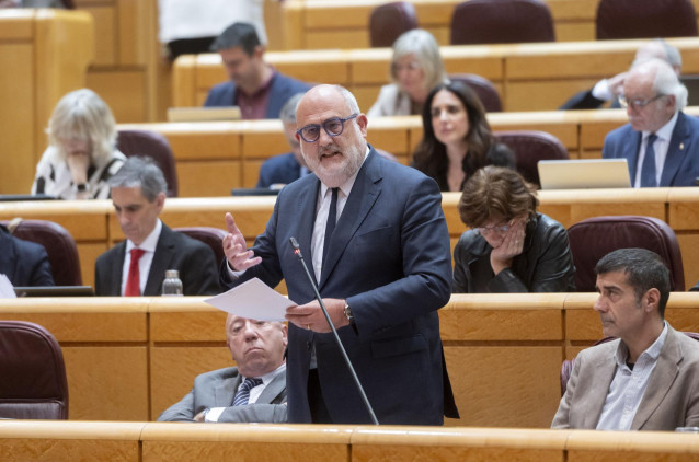 Archivo - El senador de Junts, Eduard Pujol, interviene durante una sesión de control en el Senado, a 8 de abril de 2025, en Madrid (España).