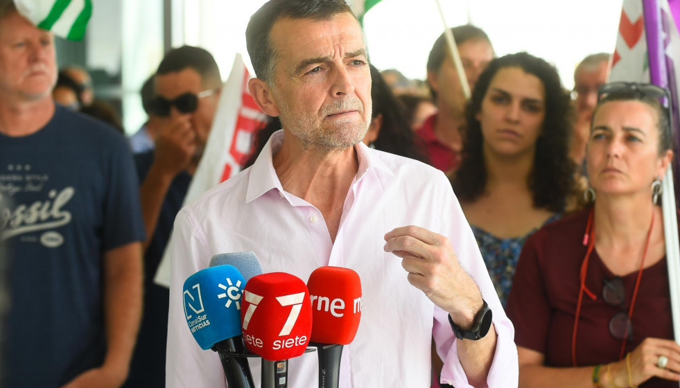 El coordinador federal de Izquierda Unida, Antonio Maíllo, atiende a los medios de comunicación tras la concentración del día de hoy. A 18 de junio de 2025 en Málaga, Andalucía (España).