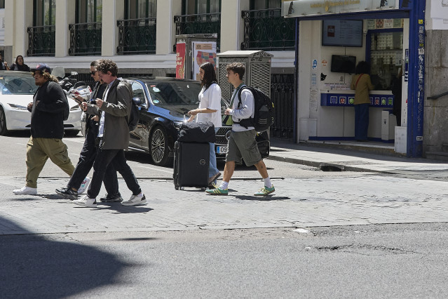 Turistas en el centro de Madrid tras el anuncio del ministerio de Consumo de bloquear casi 66.000 anuncios ilegales, a 19 de mayo de 2025, en Madrid (España).