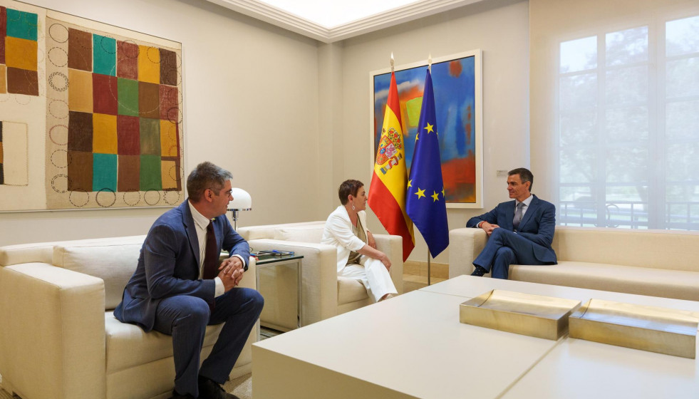 El presidente del Gobierno, Pedro Sánchez (d), mantiene un encuentro con la portavoz de EH Bildu en el Congreso de los DIputados, Mertxe Aizpurua (c), y el portavoz de EH Bildu en el Senado, Gorka El