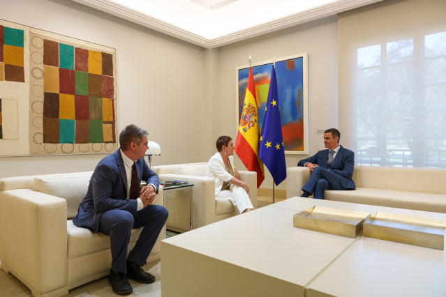 El presidente del Gobierno, Pedro Sánchez (d), mantiene un encuentro con la portavoz de EH Bildu en el Congreso de los DIputados, Mertxe Aizpurua (c), y el portavoz de EH Bildu en el Senado, Gorka Elejabarrieta (i).