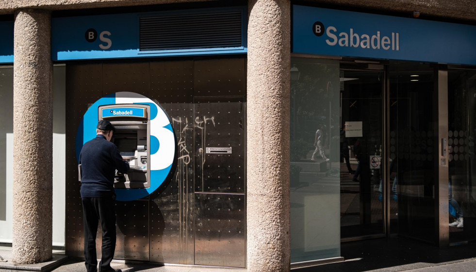 Archivo - Un hombre en el cajero de la entidad bancaria de Sabadell, en la calle Núñez de Balboa, a 21 de abril de 2023, en Madrid (España).