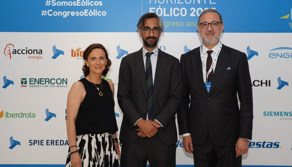 De izquierda a derecha en la imagen:  Rocío Sicre, presidenta de AEE; Miguel Rodrigo, director general de IDAE; Juan Virgilio Márquez, director general de AEE.