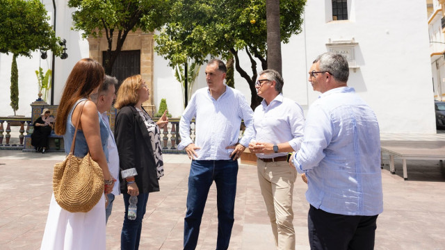 Manuel Gavira (segundo por la derecha), este miércoles en Algeciras (Cádiz)