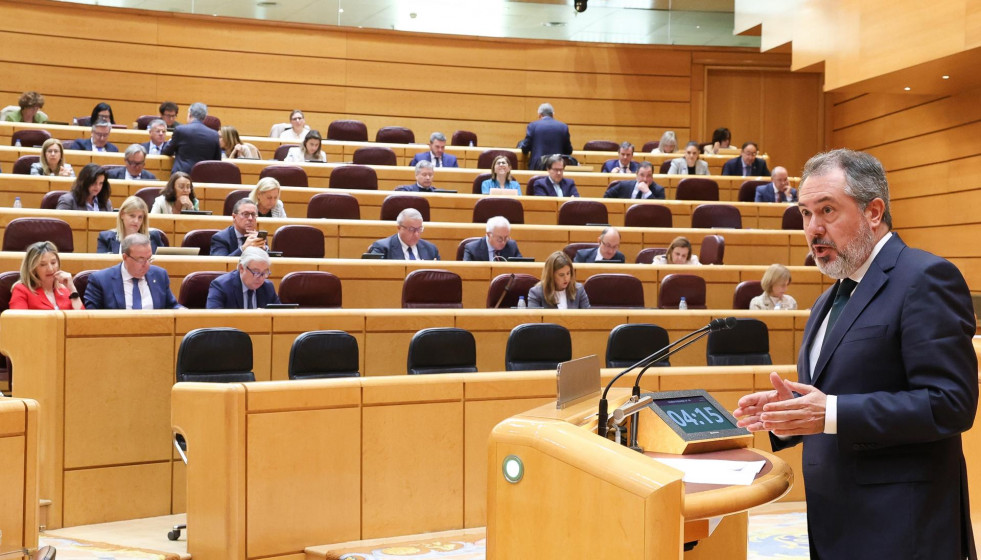 Archivo - El portavoz del PSOE en el Senado, Juan Espadas, durante un pleno en el Senado, a 9 de abril de 2025, en Madrid (España).