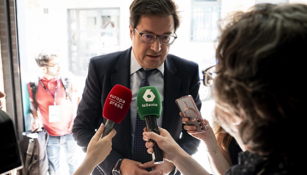 El ministro para la Transformación Digital y de la Función Pública, Óscar López, atiende a los medios a su llegada a la clausura de la primera jornada del DigitalES Summit, en el Espacio Green Pa