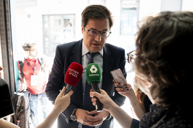 El ministro para la Transformación Digital y de la Función Pública, Óscar López, atiende a los medios a su llegada a la clausura de la primera jornada del DigitalES Summit, en el Espacio Green Patio, a 18 de junio de 2025, en Madrid (España).