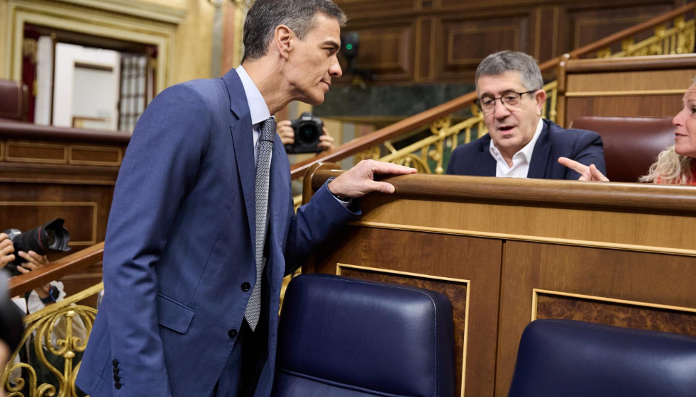 El presidente del Gobierno, Pedro Sánchez (i) y el portavoz del PSOE en el Congreso, Patxi López (d), durante una sesión de control al Gobierno, en el Congreso de los Diputados, a 18 de junio de 20
