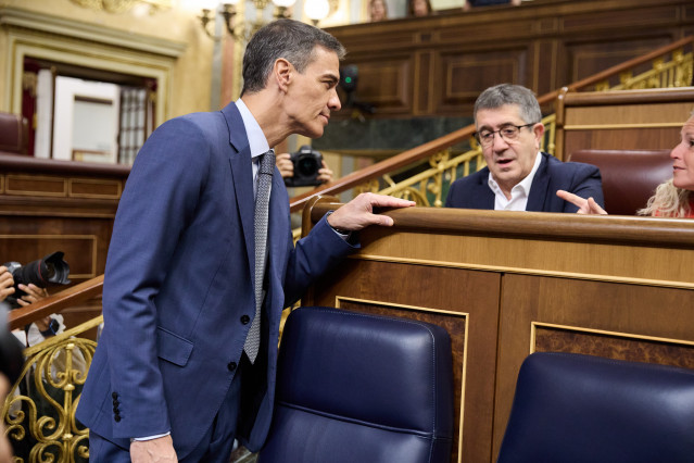 El presidente del Gobierno, Pedro Sánchez (i) y el portavoz del PSOE en el Congreso, Patxi López (d), durante una sesión de control al Gobierno, en el Congreso de los Diputados, a 18 de junio de 2025, en Madrid (España).