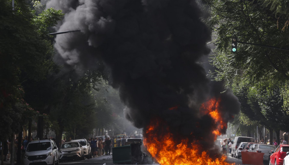 Una barricada ardiendo en una avenida de Cádiz por la huelga del sector del metal en la provincia