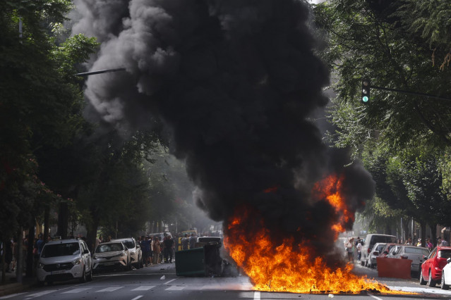 Una barricada ardiendo en una avenida de Cádiz por la huelga del sector del metal en la provincia