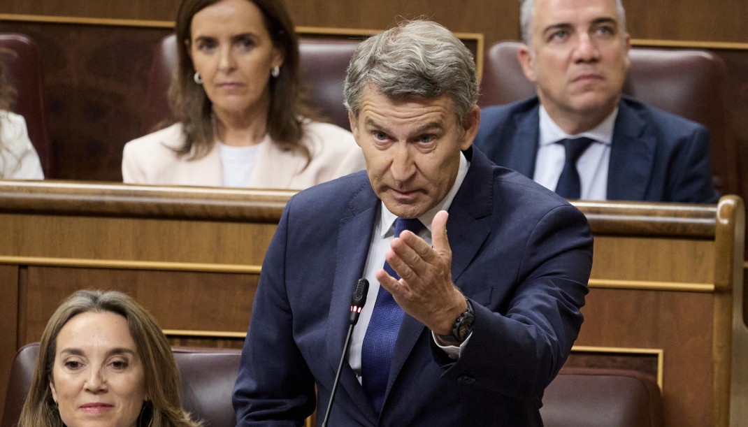 El presidente del PP, Alberto Núñez Feijóo, interviene durante una sesión de control al Gobierno, en el Congreso de los Diputados, a 18 de junio de 2025, en Madrid (España).
