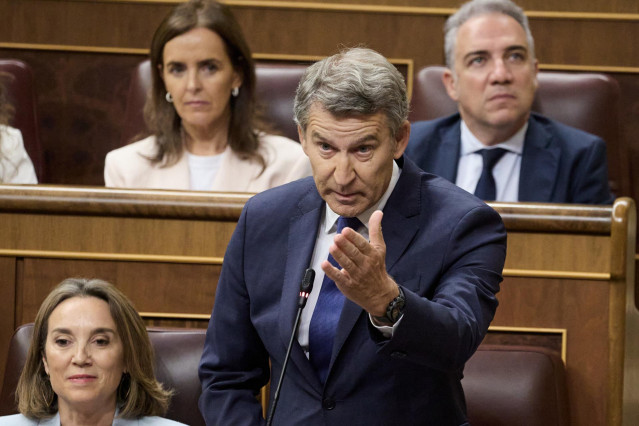 El presidente del PP, Alberto Núñez Feijóo, interviene durante una sesión de control al Gobierno, en el Congreso de los Diputados, a 18 de junio de 2025, en Madrid (España).