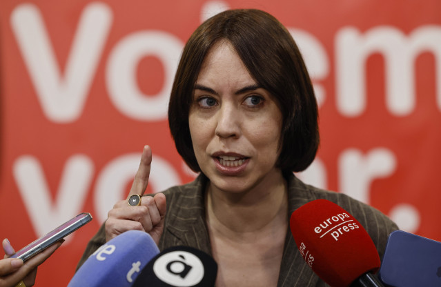 La secretaria general del PSPV-PSOE, Diana Morant, atiende a los medios antes de presidir la Comisión Ejecutiva Nacional (CEN) del PSPV