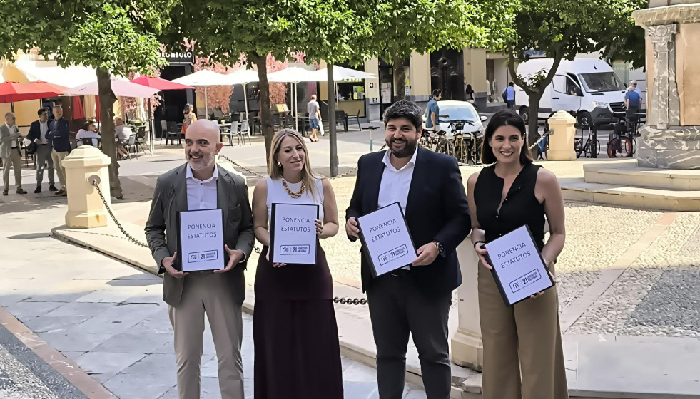 De izquierda a derecha, el portavoz del PP en el Ayuntamiento de Barcelona, Dani Sirera; la presidenta de la Junta de Extremadura, María Guardiola;  el presidente de la Región de Murcia, Fernando L