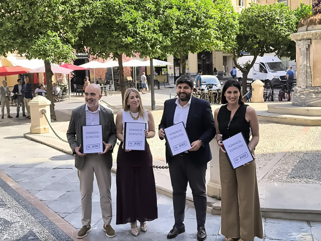De izquierda a derecha, el portavoz del PP en el Ayuntamiento de Barcelona, Dani Sirera; la presidenta de la Junta de Extremadura, María Guardiola;  el presidente de la Región de Murcia, Fernando López Miras; y la alcaldesa de Santander, Gema Igual
