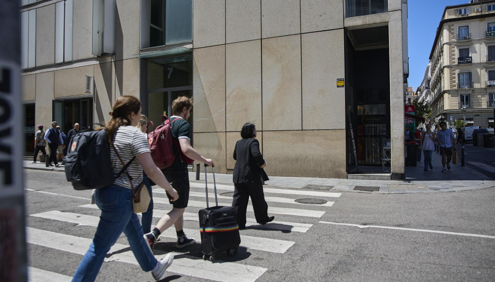 Turistas en el centro de Madrid tras el anuncio del ministerio de Consumo de bloquear casi 66.000 anuncios ilegales, a 19 de mayo de 2025, en Madrid (España).