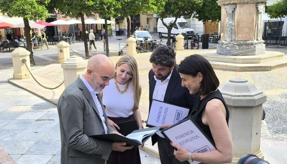 De izquierda a derecha, el portavoz del PP en el Ayuntamiento de Barcelona, Dani Sirera; la presidenta de la Junta de Extremadura, María Guardiola; el presidente de la Región de Murcia, Fernando Ló