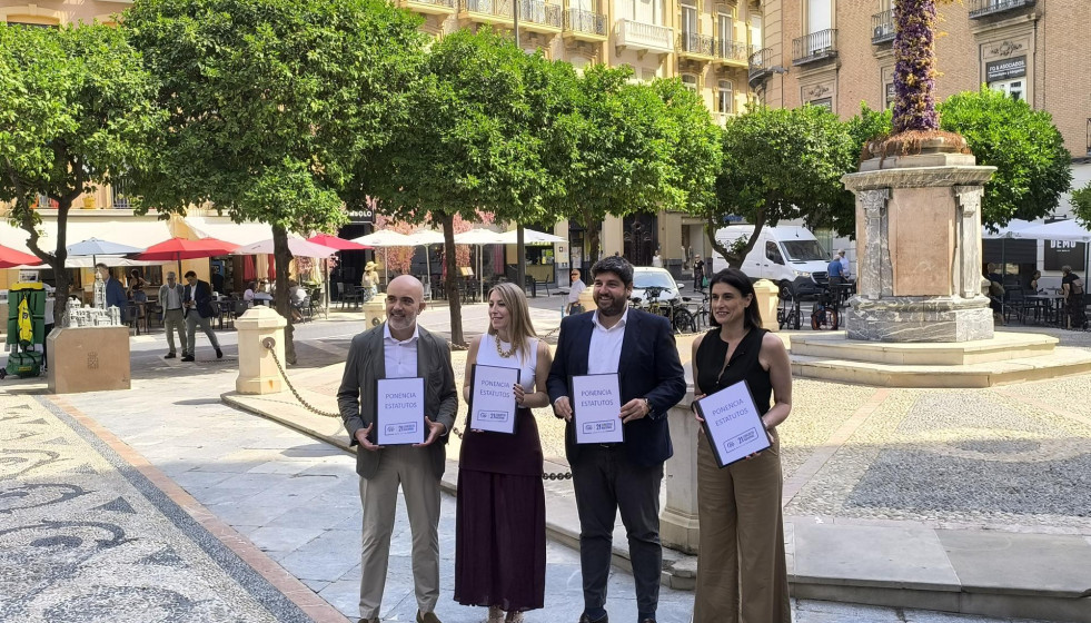 De izquierda a derecha, el portavoz del PP en el Ayuntamiento de Barcelona, Dani Sirera;  el presidente de la Región de Murcia, Fernando López Miras; y la presidenta de la Junta de Extremadura, Mar