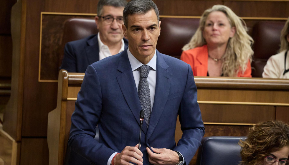 El presidente del Gobierno, Pedro Sánchez, interviene durante una sesión de control al Gobierno, en el Congreso de los Diputados, a 18 de junio de 2025, en Madrid (España). Sánchez participa en la