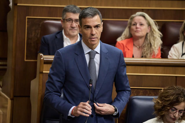 El presidente del Gobierno, Pedro Sánchez, interviene durante una sesión de control al Gobierno, en el Congreso de los Diputados, a 18 de junio de 2025, en Madrid (España). Sánchez participa en la sesión de control al Gobierno de hoy para responder a las