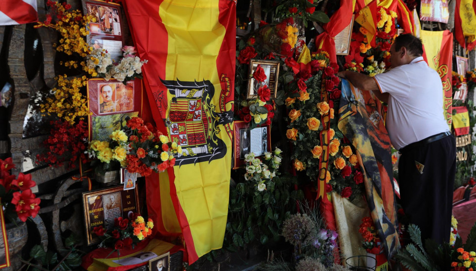 Archivo - Un hombre participa en la colocación de rosas y objetos frente a la tumba de Francisco Franco, en el cementerio de El Pardo - Mingorrubio, a 18 de julio de 2021, en Madrid (España).