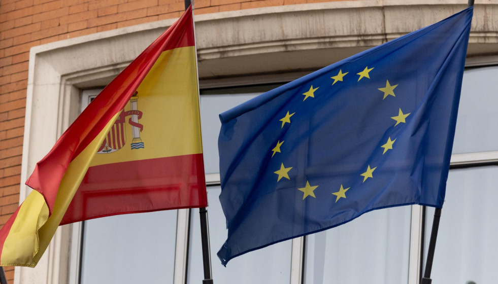 Archivo - Una bandera de la Unión Europea junto a una bandera de España